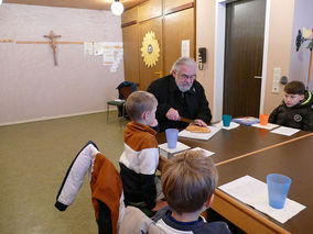 Symbolische Mantelteilung mit den Kommunionkindern (Foto: Karl-Franz Thiede)